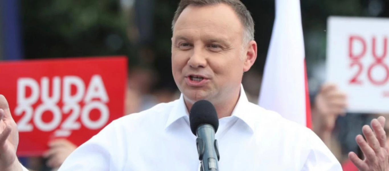 Πρόεδρος της Πολωνίας: «Να μπει στο Σύνταγμα η απαγόρευση υιοθεσίας από ομοφυλόφιλους»